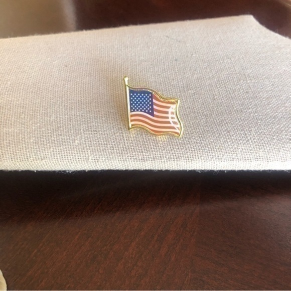 USA Flag Pin - Picture 1 of 3
